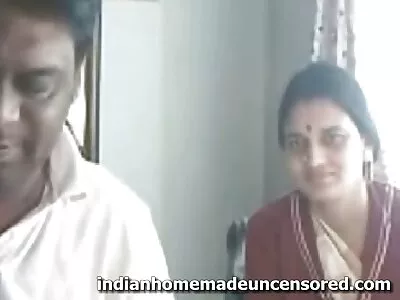 ಪ್ರೆಟಿ ಮರಿ ತನ್ನ ಮನುಷ್ಯನಂತೆಯೇ ಕೋಳಿಯನ್ನು ತೆಗೆದುಕೊಳ್ಳಲು ಕಾಯಲು ಸಾಧ್ಯವಿಲ್ಲ