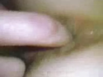 ಆಕರ್ಷಕ ಎಬೊನಿ ಗಲ್ ಅವಳ ಬಿಗಿಯಾದ ಪುಸಿ ನಕ್ಕಳು